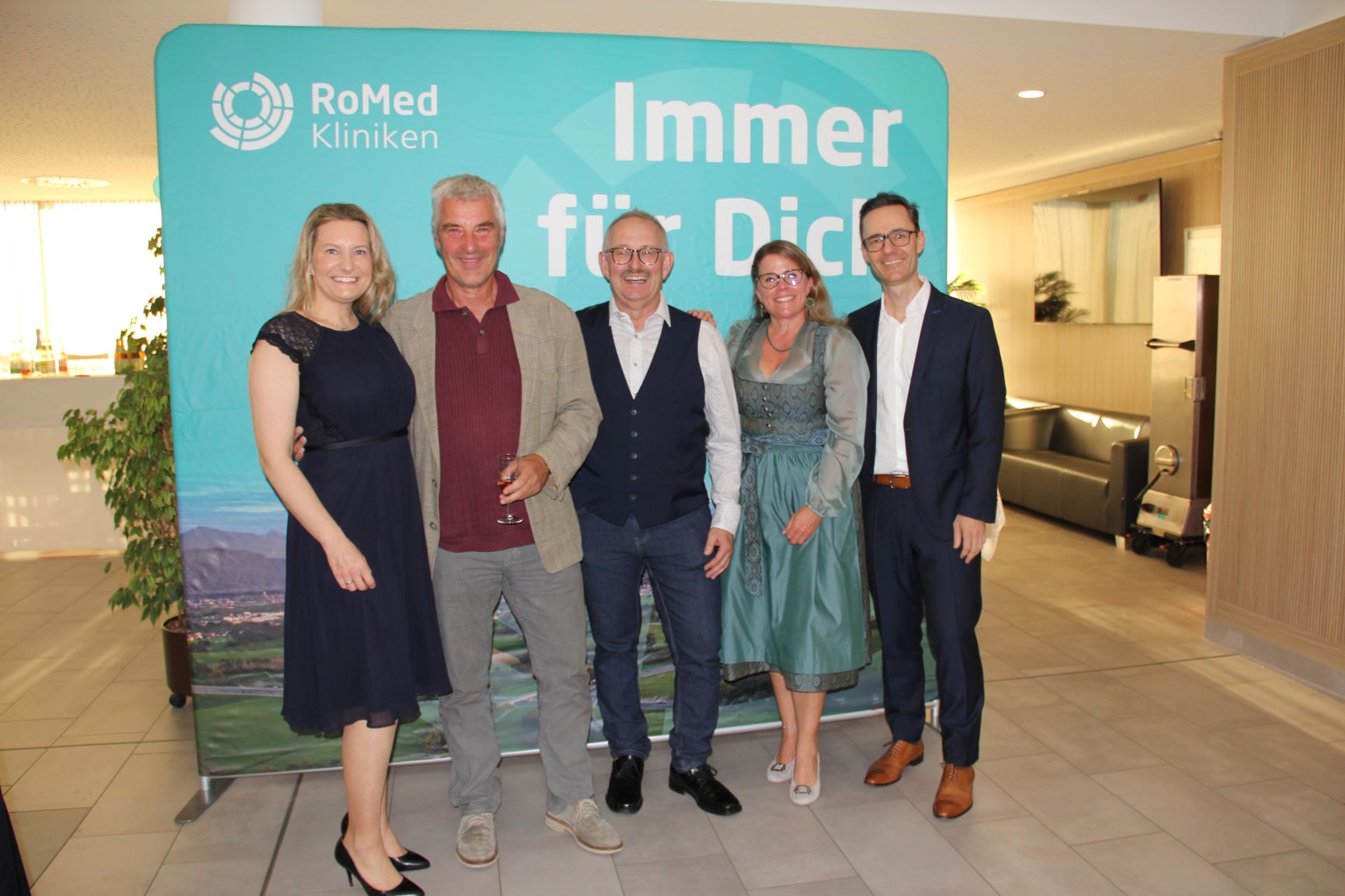 Die Prüfungskommission: Bettina Holstein (Leitung der Fachweiterbildung Intensiv- und Anästhesiepflege), Dr. Guido Pfeiffer (Facharzt für Anästhesie, Schmerztherapie und Palliativmedizin), Michael Rieger (Fachliche Kursleitung Fachweiterbildung Notfallpflege), Monika Steindmüller (FGKP I+A, Wundexpertin, Praxisanleiterin Uniklinik Salzburg) sowie Dr. med. univ. Thomas Unterweger (Leitender OA Medizinische Klinik 3 RoMed Klinikum Rosenheim) (v.l.n.r.)