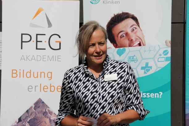 Katja Hertel, stellvertretende Pflegedirektorin der RoMed Kliniken, fand anerkennende Worte für die frischgebackenen Stationsleiter und Stationsleiterinnen.