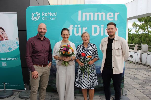 Julian-Anselm Bayer und Benjamin Dill von der PEG Akademie München (außen) sowie Katja Hertel und Martina Rost von RoMed haben gut Lachen – der erste gemeinsame Stationsleiterkurs mit 17 AbsolventInnen ist geschafft!