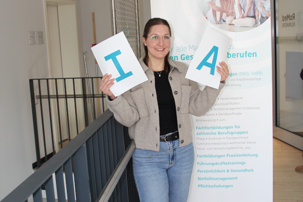 Pflegeexpertin in gleich zwei Fachbereichen: Natascha Nowak vom Bezirkskrankenhaus Kufstein ist nun Gesundheits- und Krankenpflegerin für Intensiv- und Anästhesiepflege, zwei intensive Weiterbildungsjahre bei RoMed sind geschafft! Pflegeexpertin in gleich zwei Fachbereichen: Natascha Nowak vom Bezirkskrankenhaus Kufstein ist nun Gesundheits- und Krankenpflegerin für Intensiv- und Anästhesiepflege, zwei intensive Weiterbildungsjahre bei RoMed sind geschafft!