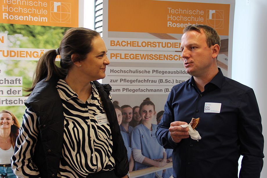 Hungrig auf Wissen - und Wissen macht hungrig! Martina Rost (li), Leiterin der RoMed Fort- und Weiterbildung und Stefan Rotter (re), Fachliche Leitung Praxisanleitung bei RoMed Fort- und Weiterbildung im Austausch anlässlich des 1. Rosenheimer Symposiums Praxisanleitung Hungrig auf Wissen - und Wissen macht hungrig! Martina Rost (li), Leiterin der RoMed Fort- und Weiterbildung und Stefan Rotter (re), Fachliche Leitung Praxisanleitung bei RoMed Fort- und Weiterbildung im Austausch anlässlich des 1. Rosenheimer Symposiums Praxisanleitung