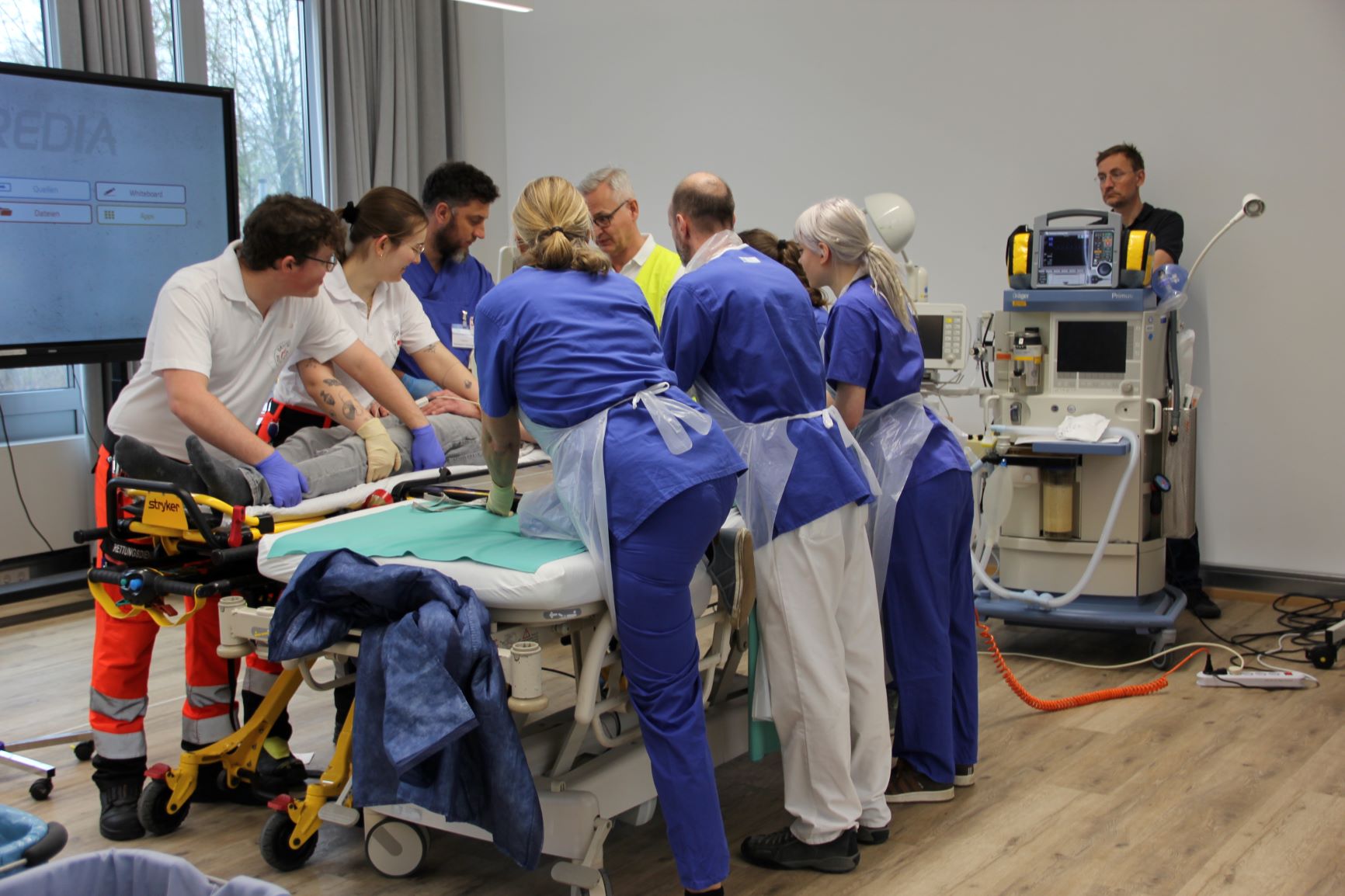 Übergabe und Umlagerung eines simulierten Patienten im Rahmen des Schockraumtrainings