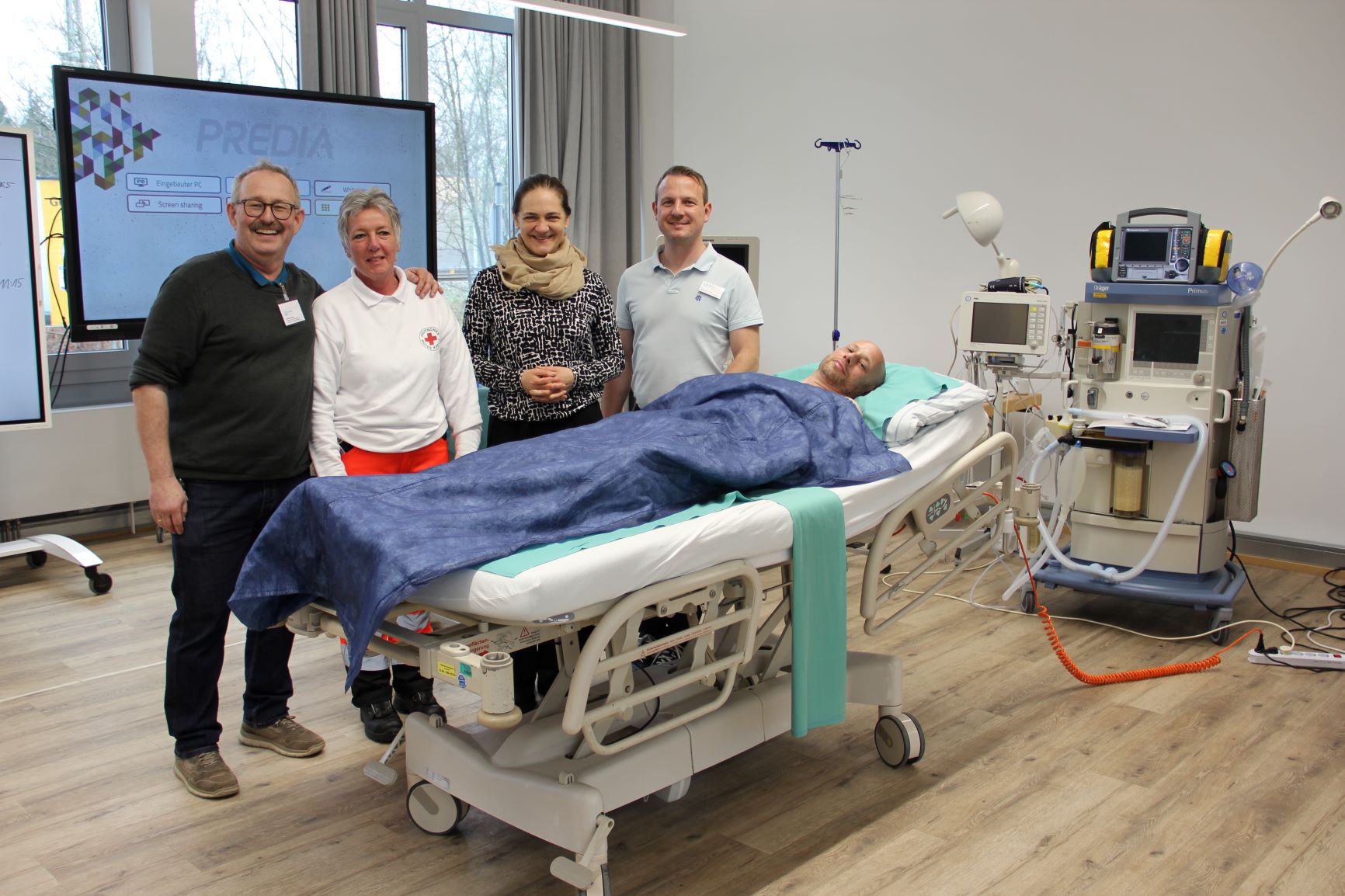 Michael Rieger (fachliche Leitung Notfallpflege RoMed Fort- und Weiterbildung), Heike Widauer (Praxisanleiterin BRK Rosenheim), Martina Rost (Leiterin RoMed Fort- und Weiterbildung), Stefan Rotter (fachliche Leitung Praxisanleitung RoMed Fort- und Weiterbildung) sowie Stefan Jungbauer (Bereichsleitung ZNA) (v.l.n.r.)