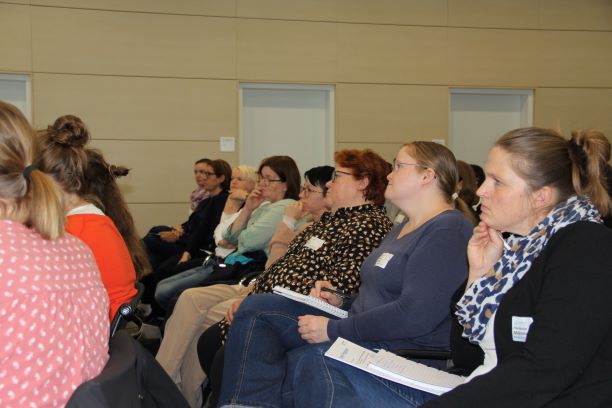 Mehr als 60 Praxisanleiterinnen und -anleiter waren der Einladung zum 1. Rosenheimer Symposium Praxisanleitung gefolgt. Sie erwartete ein abwechslungsreiches Programm mit aktuellen Themen, fachlichem Austausch und viel Raum zum Netzwerken.