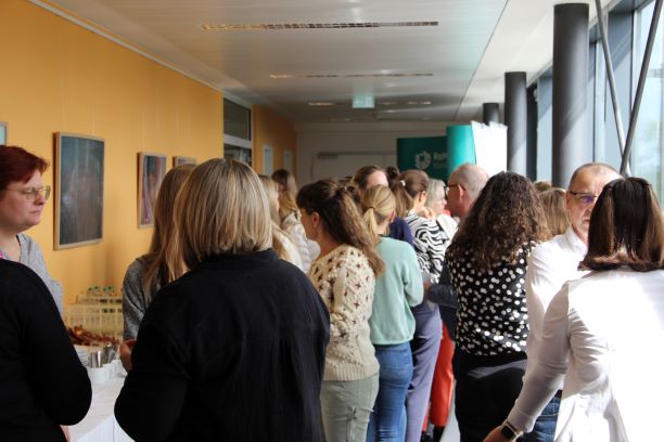 Auch in den Pausen kamen die Teilnehmenden ins Gespräch und tauschten Ihre Erfahrungen aus dem Alltag Praxisanleitung aus.