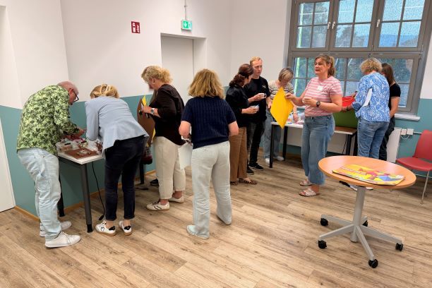 Mit kreativen Ideen den Schulalltag erleichtern: Das Team der RoMed Berufsfachschule für Pflege Rosenheim entwickelt gemeinsam Neues.