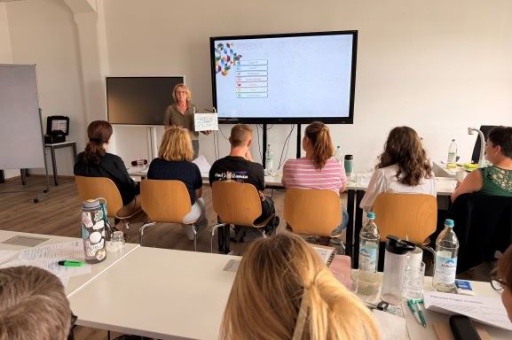 Mit kreativen Ideen den Schulalltag erleichtern: Das Team der RoMed Berufsfachschule für Pflege Rosenheim entwickelt gemeinsam Neues.