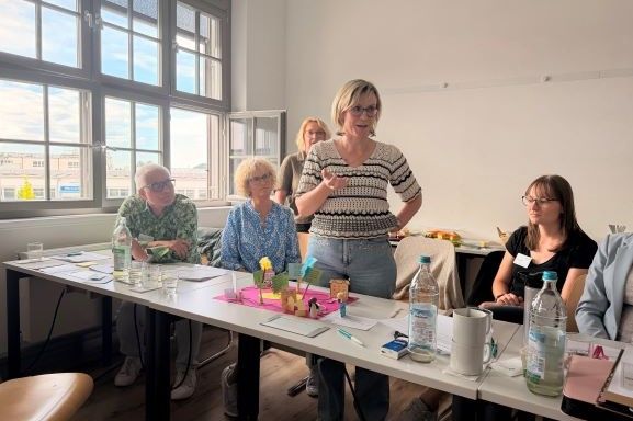 Mit kreativen Ideen den Schulalltag erleichtern: Das Team der RoMed Berufsfachschule für Pflege Rosenheim entwickelt gemeinsam Neues.