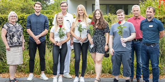 Die Gratulanten v.l.n.r. Christine Halfstad, Leiterin der Personalabteilung, Maximilian Höhensteiger, Ausbildungsverantwortlicher, Dr. Hanns Lohner, Ärztlicher Direktor sowie Hans Daxlberger, Personaldirektor (2.v.r.) und Jan Spannknebel, Teamleitung Standortbetreuung  IT (rechts) überreichten Rosen an die erfolgreichen Absolventen - v.l.n.r. Staatspreisträgerinnen Johanna Czech, Kauffrau im Gesundheitswesen, Sabine Leidl, Medizinische Fachangestellte, Amelie Wolfegger, Medizinisch-technische Radiologieassistentin sowie Viktor Dirksen, Fachinformatiker für Systemintegration. Leider fehlen auf dem Bild die Medizinischen Fachangestellten Aysenur Kaya und Staatspreisträgerin Cornelia Moser.