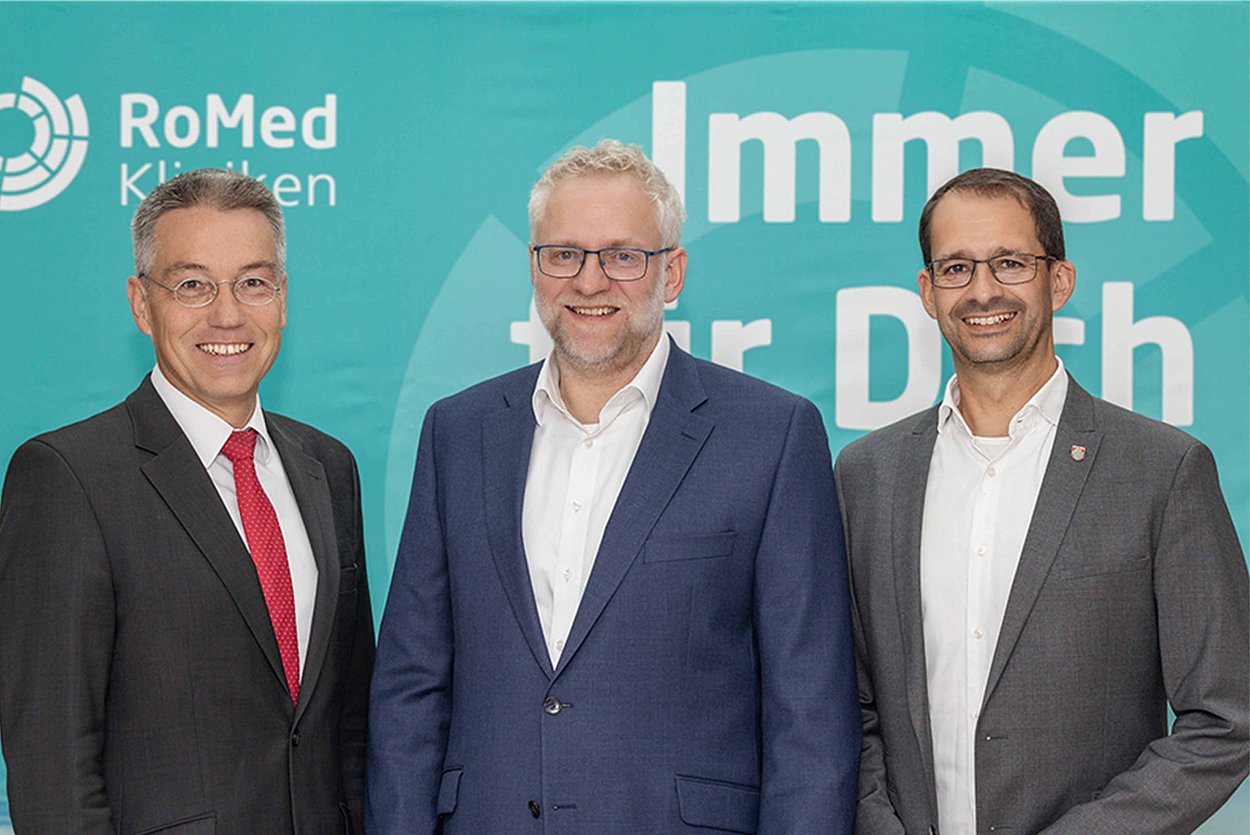 Landrat Otto Lederer (li) und Oberbürgermeister Andreas März (re) begrüßen RoMed-Geschäftsführer Dr. Ulrich Schulze Landrat Otto Lederer (li) und Oberbürgermeister Andreas März (re) begrüßen RoMed-Geschäftsführer Dr. Ulrich Schulze