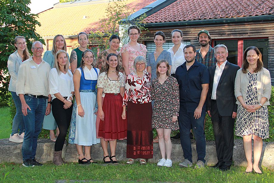 Hans Albert, Stellvertretender Pflegedirektor RoMed Kliniken (2.v.r.), Martina Rost, Leiterin RoMed Fort- und Weiterbildung (1.v.r.), Irmgard Weise, Leiterin der Fachweiterbildung (Mitte, untere Reihe) sowie die Mitglieder der Prüfungskommission wünschten den Absolventinnen und Absolventen für ihre verantwortungsvolle Arbeit alles Gute sowie Freude und Erfüllung im Beruf. Hans Albert, Stellvertretender Pflegedirektor RoMed Kliniken (2.v.r.), Martina Rost, Leiterin RoMed Fort- und Weiterbildung (1.v.r.), Irmgard Weise, Leiterin der Fachweiterbildung (Mitte, untere Reihe) sowie die Mitglieder der Prüfungskommission wünschten den Absolventinnen und Absolventen für ihre verantwortungsvolle Arbeit alles Gute sowie Freude und Erfüllung im Beruf.