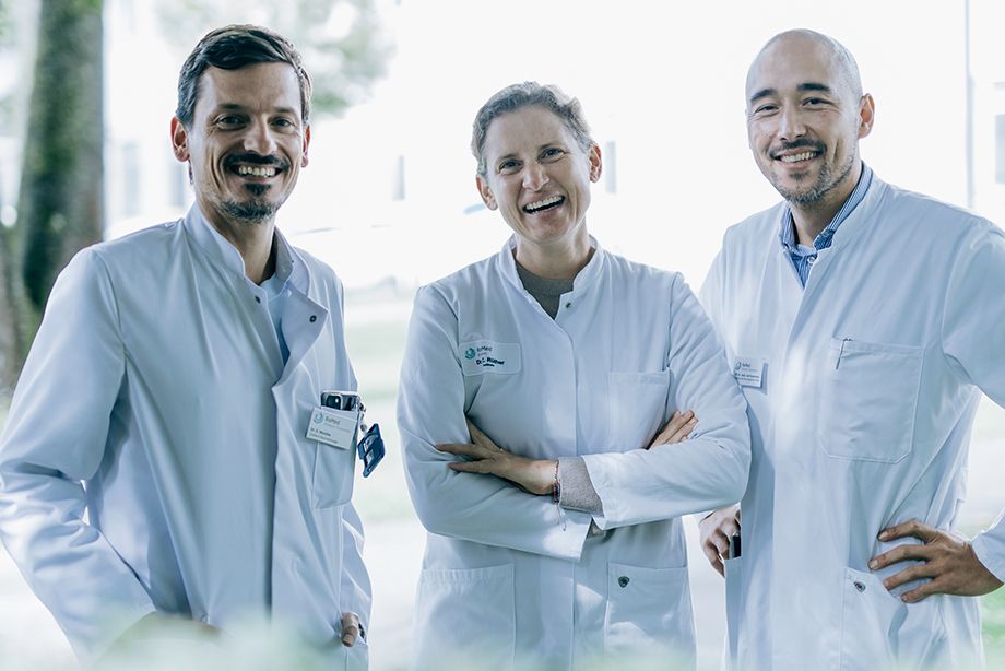 Bei der Akutversorgung eines Schlaganfalls muss es schnell gehen. Hier arbeiten die RoMed-Experten Hand in Hand zusammen. (v.l.): Chefarzt Dr. Georgios Ntoulias, Chefärztin Dr. Charlotte Rüther und Chefarzt Prof. Dr. Joji Kuramatsu. Bei der Akutversorgung eines Schlaganfalls muss es schnell gehen. Hier arbeiten die RoMed-Experten Hand in Hand zusammen. (v.l.): Chefarzt Dr. Georgios Ntoulias, Chefärztin Dr. Charlotte Rüther und Chefarzt Prof. Dr. Joji Kuramatsu.